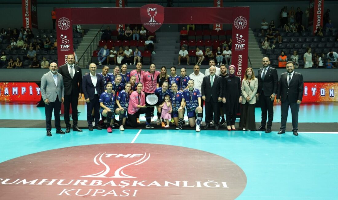 Bursa finalde ikinci Bursa Büyükşehir Belediyespor Kadın Hentbol Takımı, Türk hentbol tarihinde ilk
