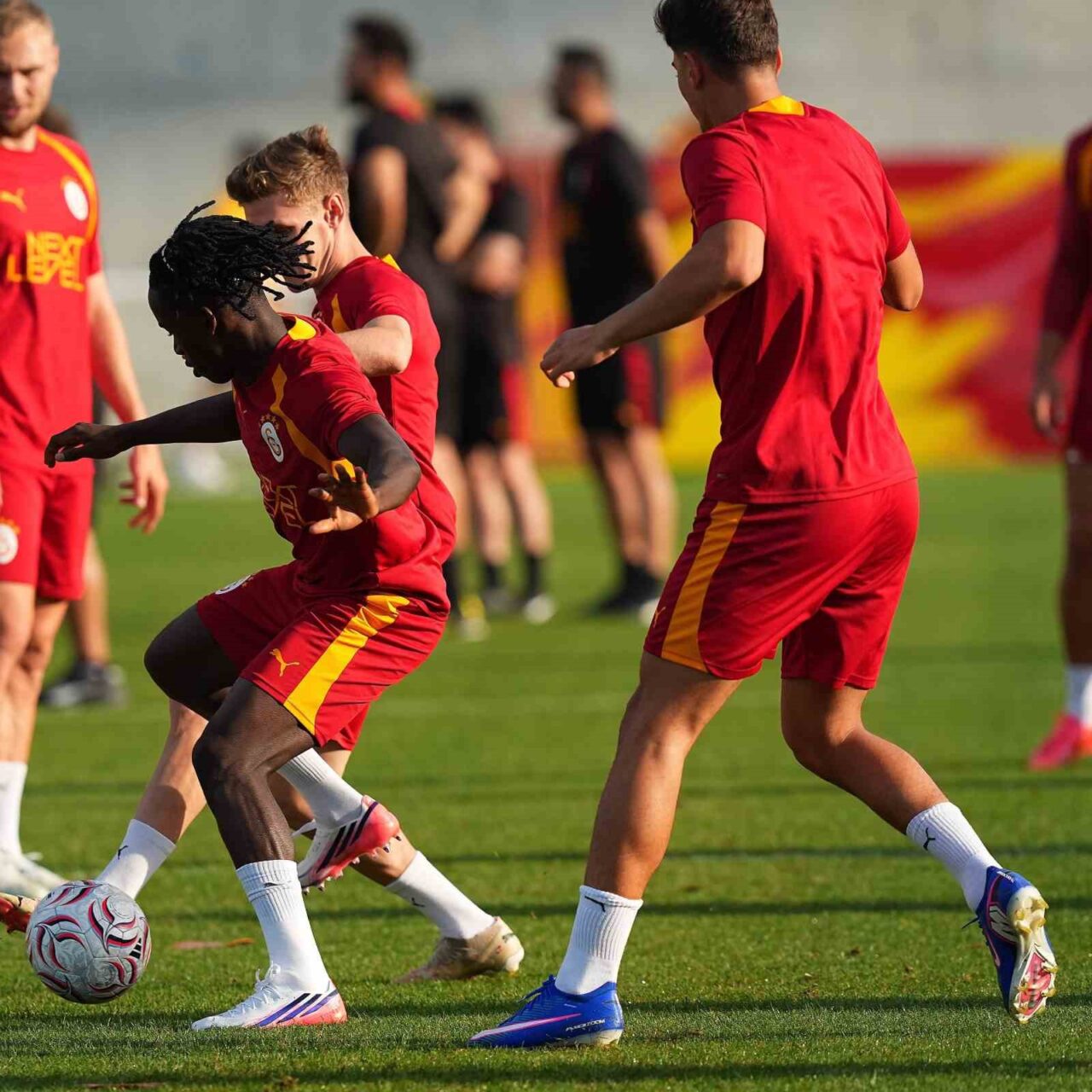 Galatasaray, yeni sezon hazırlıklarına devam etti Galatasaray, yeni sezon hazırlıklarını bugün yaptığı antrenmanla sürdürdü. Kemerburgaz Metin
