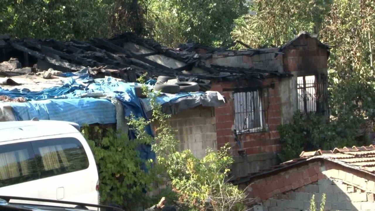 İstanbul Gaziosmanpaşa'da harabe haldeki bir gecekonduda çıkan yangın kısa sürede