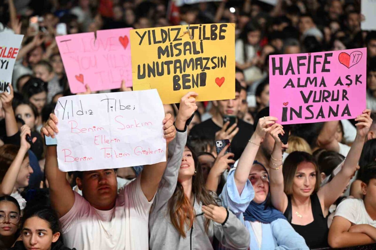 Gaziosmanpaşa’da Yıldız Tilbe, İstiklal Marşı’nı 200 bin kişiyle okudu 21 Bülten Medya -