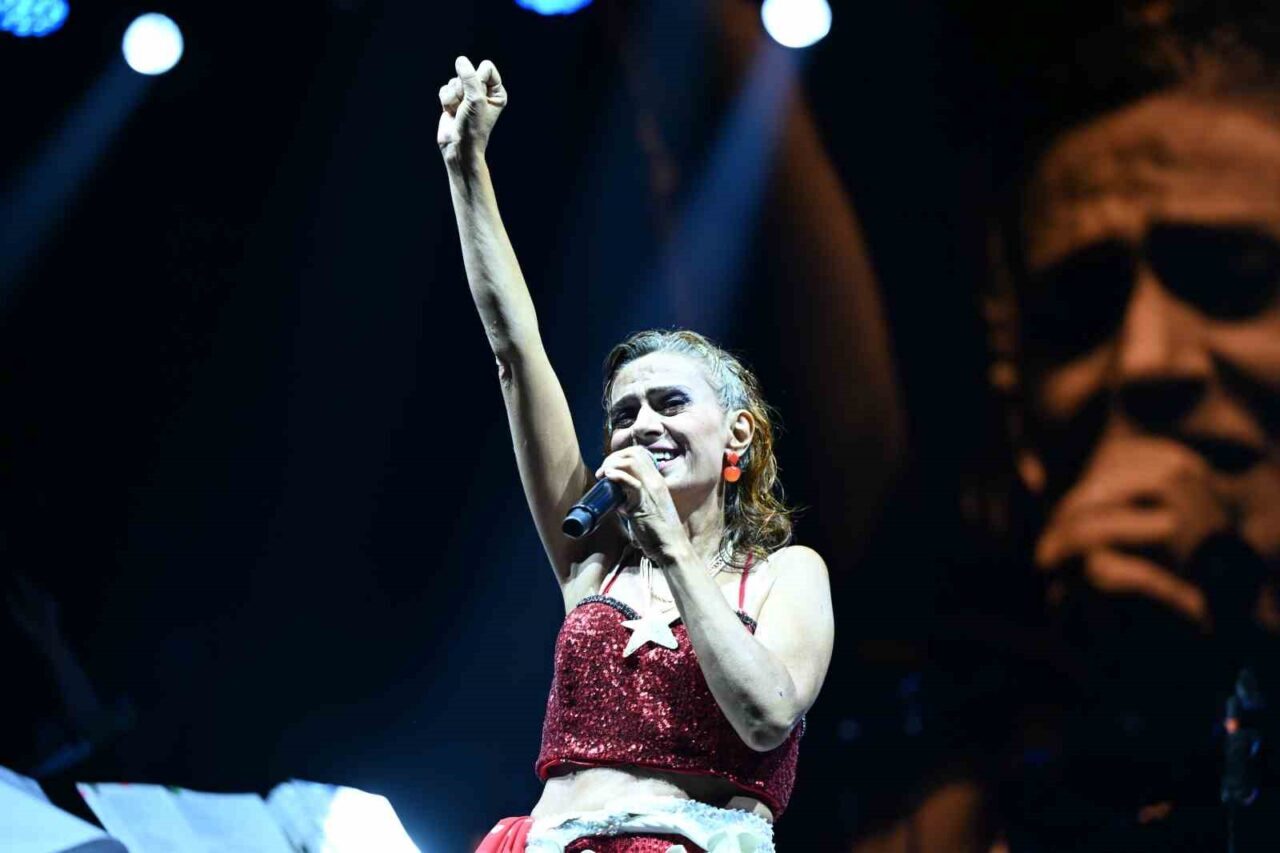 Gaziosmanpaşa’da Yıldız Tilbe, İstiklal Marşı’nı 200 bin kişiyle okudu 23 Bülten Medya -