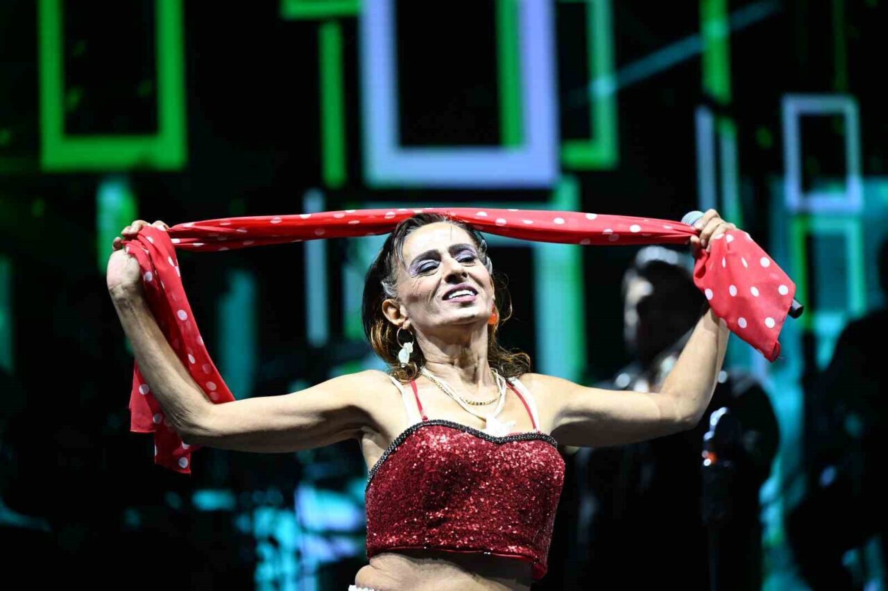 Gaziosmanpaşa’da Yıldız Tilbe, İstiklal Marşı’nı 200 bin kişiyle okudu 19 Bülten Medya -