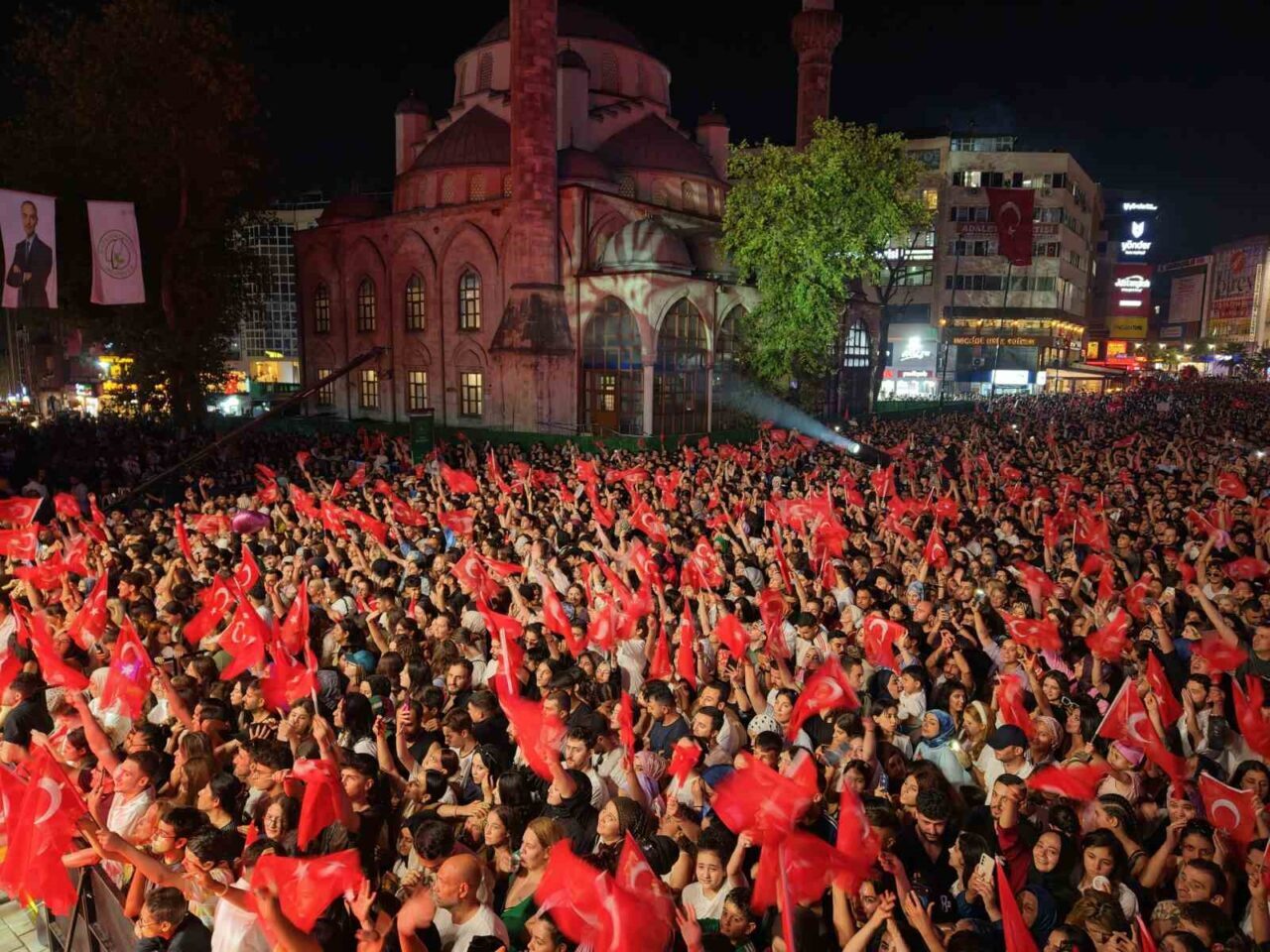 Gaziosmanpaşa’da Yıldız Tilbe, İstiklal Marşı’nı 200 bin kişiyle okudu 22 Bülten Medya -