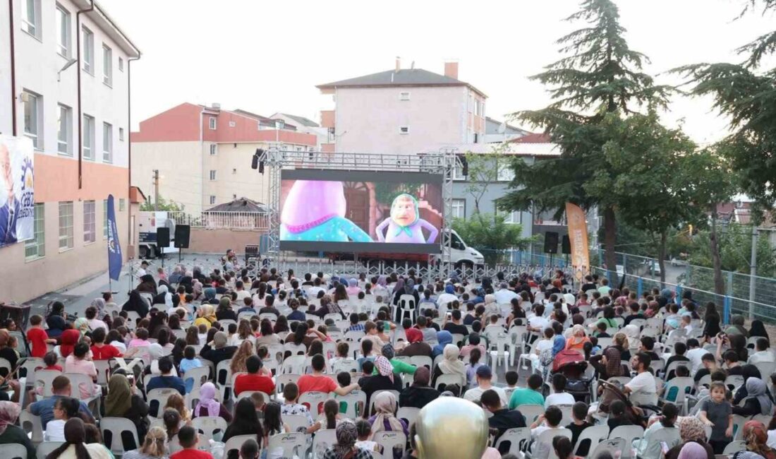 Gebze’de yaz etkinlikleri kapsamında düzenlenen “Mahallemde Sinema Var” programı Köşklüçeşme