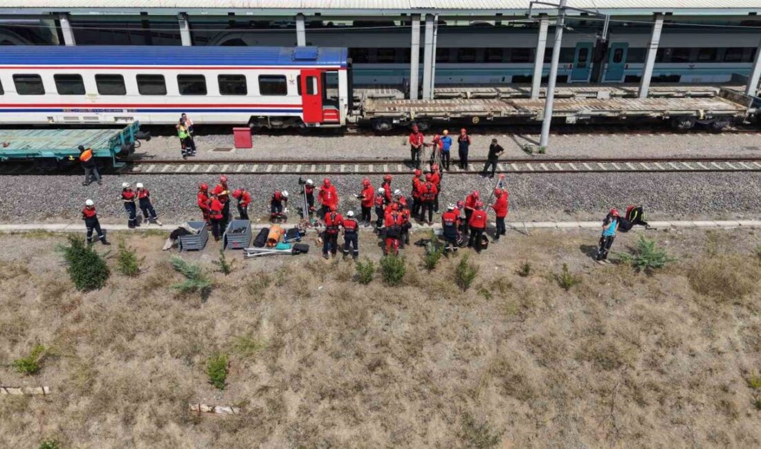 Gebze’de aralarında Çayırova Belediyesi Arama Kurtarma Timi (ÇAK-TİM) ekiplerinin de