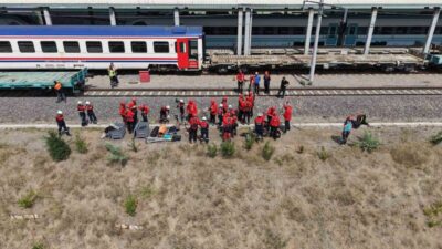Gebze’de aralarında Çayırova Belediyesi Arama Kurtarma Timi (ÇAK-TİM) ekiplerinin de