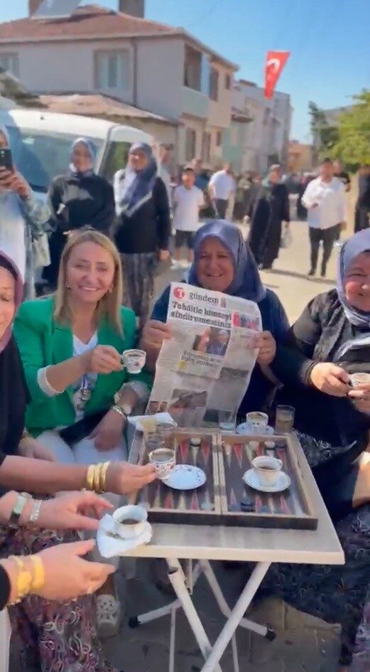 Gelin konvoyunun önünü kesen kadınlar yol ortasında tavla oynayıp, kahve içtiler 14 Bülten Medya -