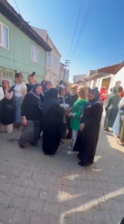 Gelin konvoyunun önünü kesen kadınlar yol ortasında tavla oynayıp, kahve içtiler 16 Bülten Medya -