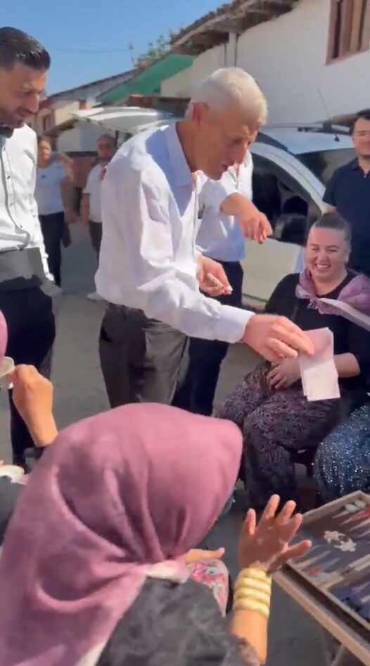Gelin konvoyunun önünü kesen kadınlar yol ortasında tavla oynayıp, kahve içtiler 15 Bülten Medya -