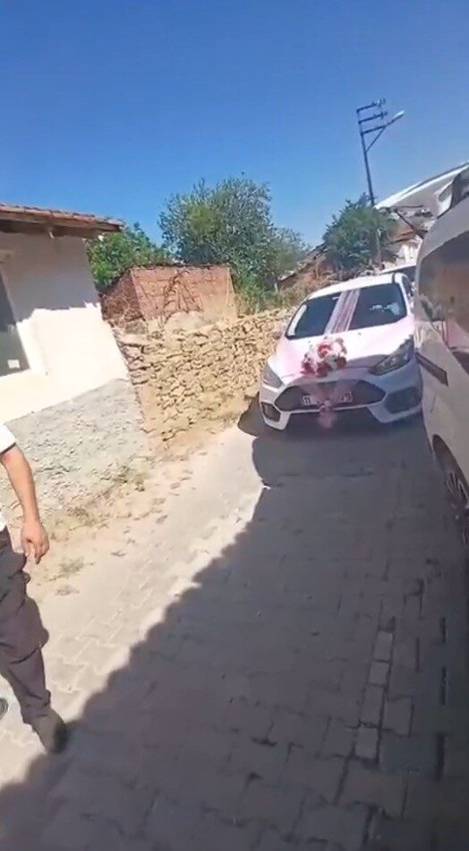 Gelin konvoyunun önünü kesen kadınlar yol ortasında tavla oynayıp, kahve içtiler 13 Bülten Medya -