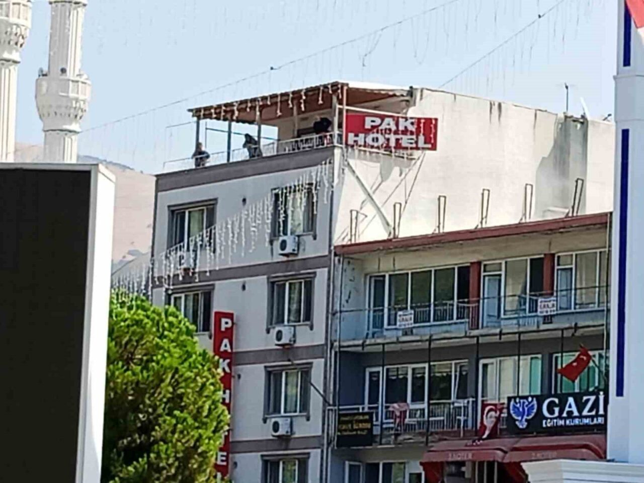 Gemlik’de pasajın çatısında yangın paniği 11 Bülten Medya -