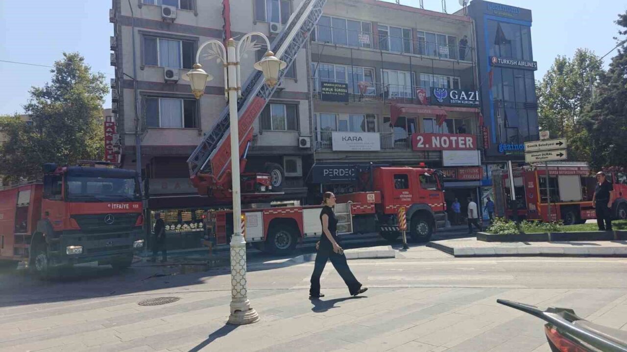 Gemlik’de pasajın çatısında yangın paniği 12 Bülten Medya -