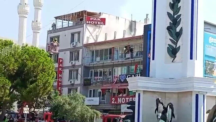 Gemlik’de pasajın çatısında yangın paniği Bursa’nın Gemlik ilçesinde bir pasajın çatı katında yangın çıktı. Ekiplerin