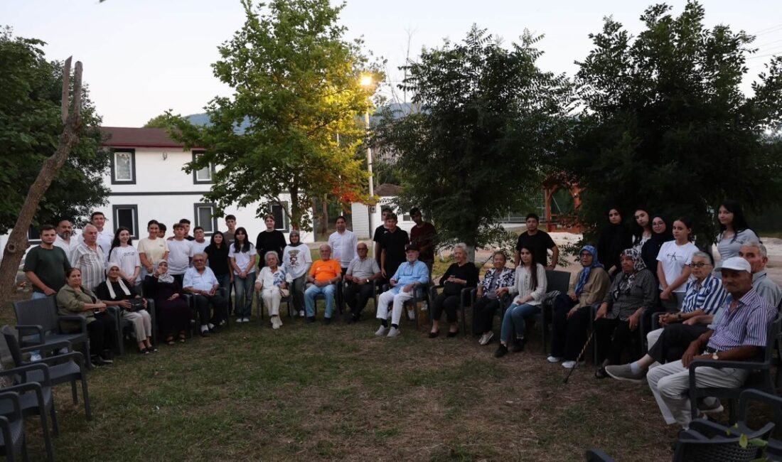 Kartepe Belediyesi'nin "Gençlik ve Gelişim Kampı"nda gençler ile huzurevi sakinleri