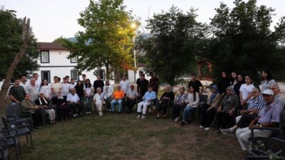 Kartepe Belediyesi'nin "Gençlik ve Gelişim Kampı"nda gençler ile huzurevi sakinleri