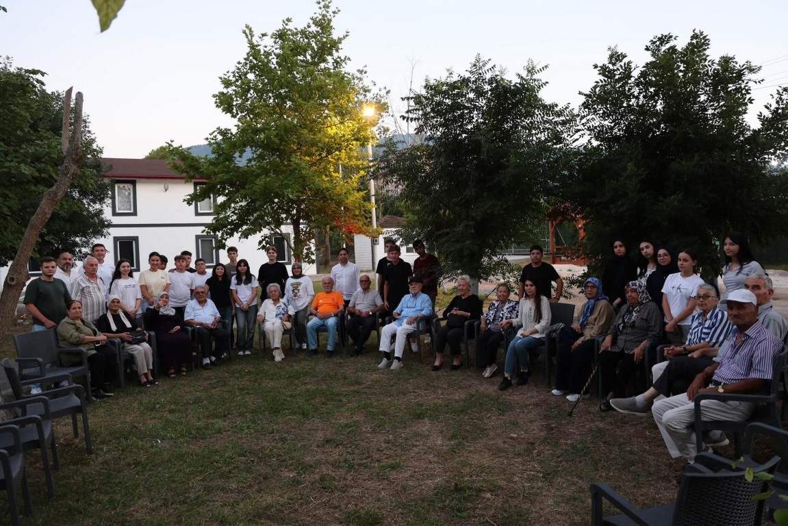 Kartepe Belediyesi'nin "Gençlik ve Gelişim Kampı"nda gençler ile huzurevi sakinleri