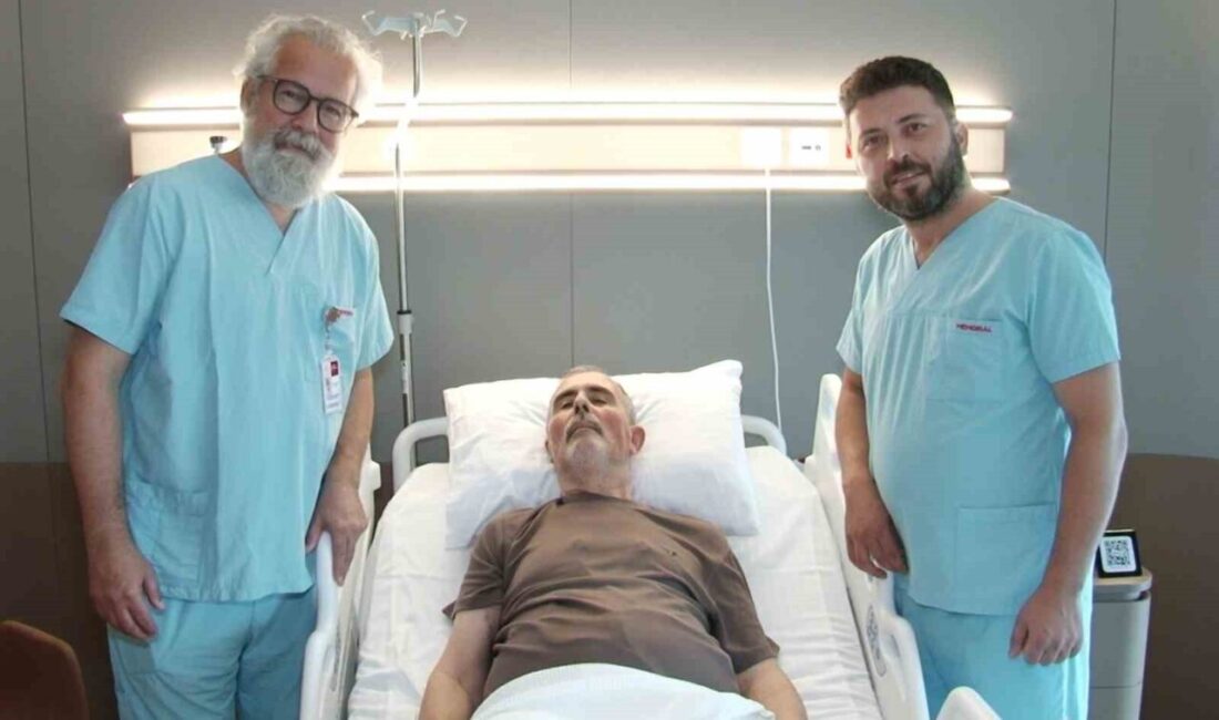 ‘Gizli kanser’ olarak tanımlanan dev aort anevrizması kapalı yöntemle tedavi edildi Bir yıl boyunca birçok sağlık merkezinden ’Bu ameliyat ancak açık