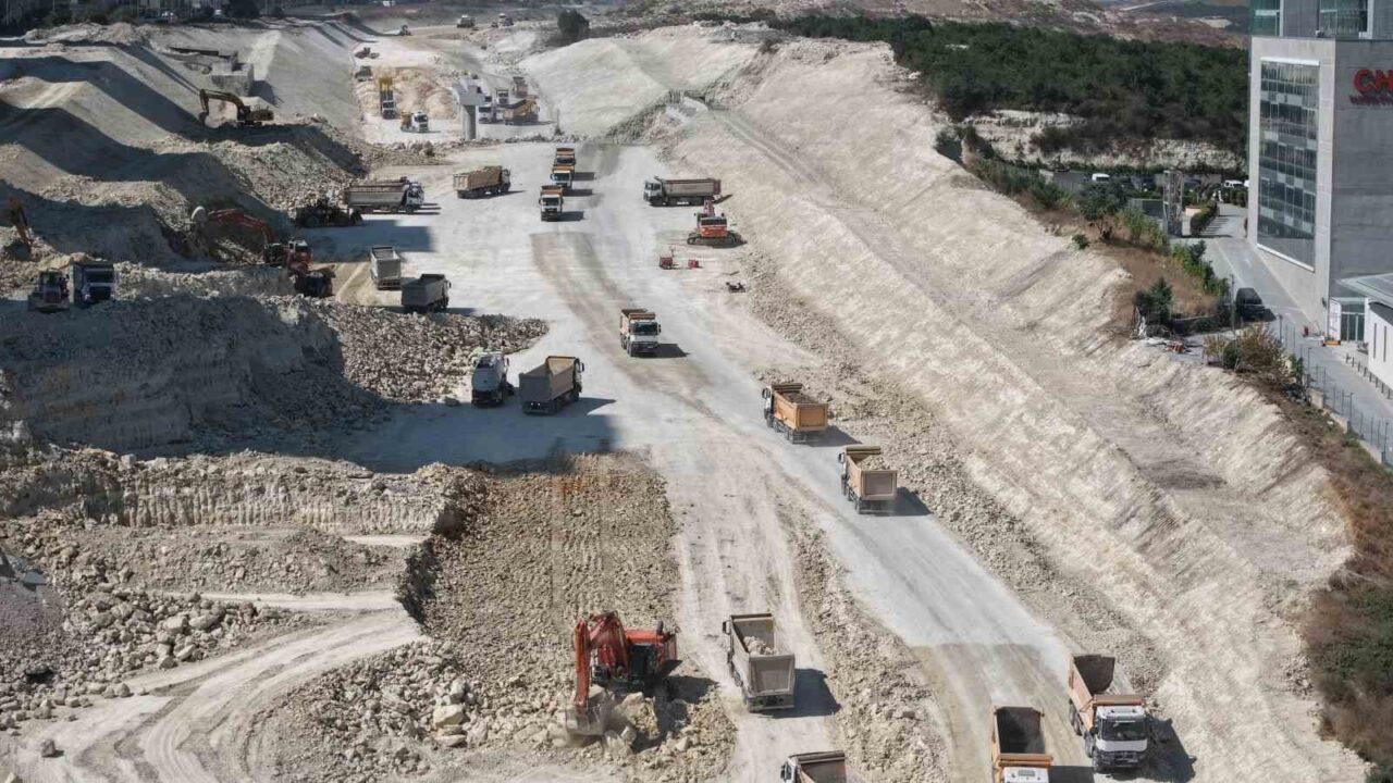 Gökdelenler arasında yüzlerce iş makinesi İstanbul’a nefes aldıracak yol için çalışıyor 17 Bülten Medya -