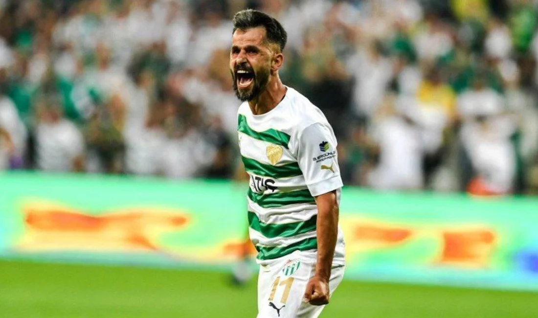 Bursaspor Teknik Direktörü Mustafa Er, antrenman öncesinde basın mensuplarına yaptığı