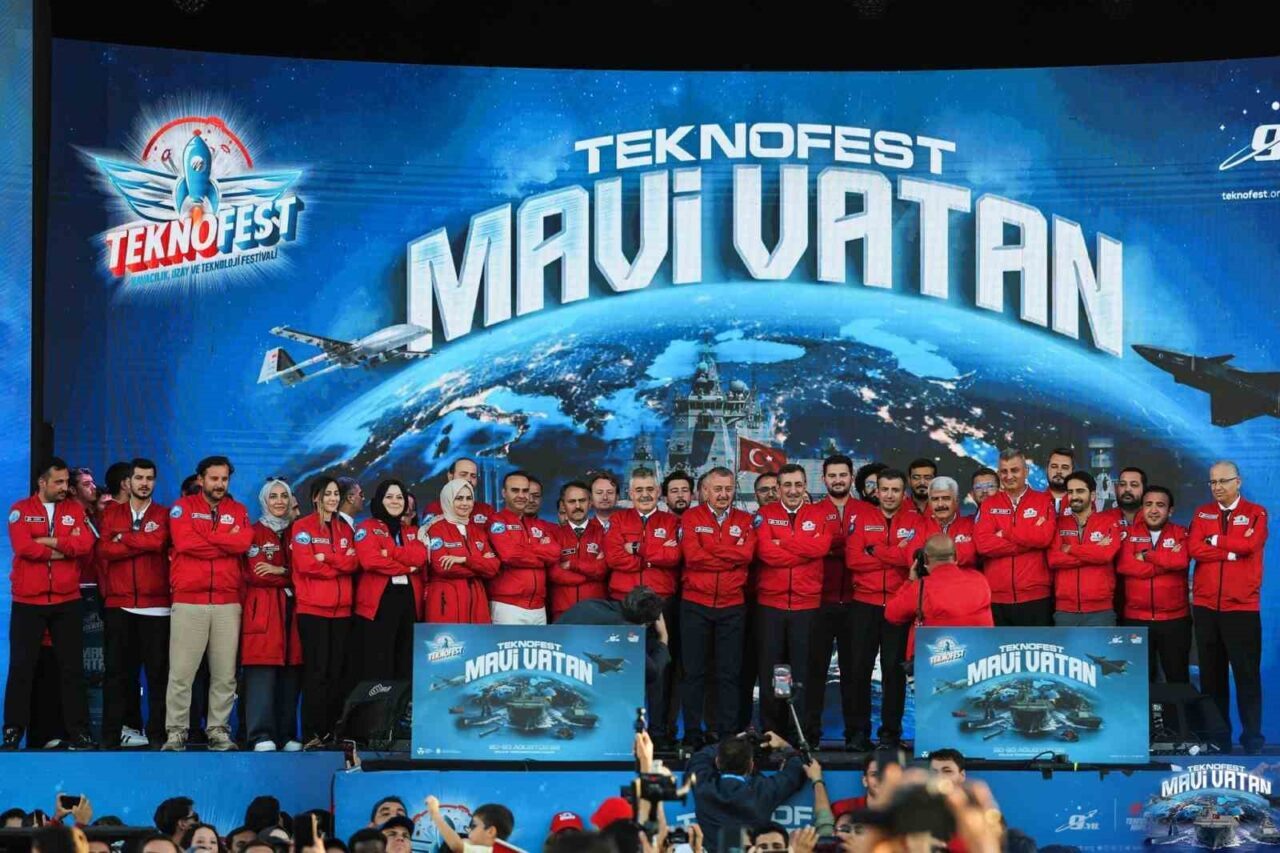 Gölcük Belediye Başkanı Sezer’e TEKNOFEST Mavi Vatan’da plaket takdim edildi 16 Bülten Medya -