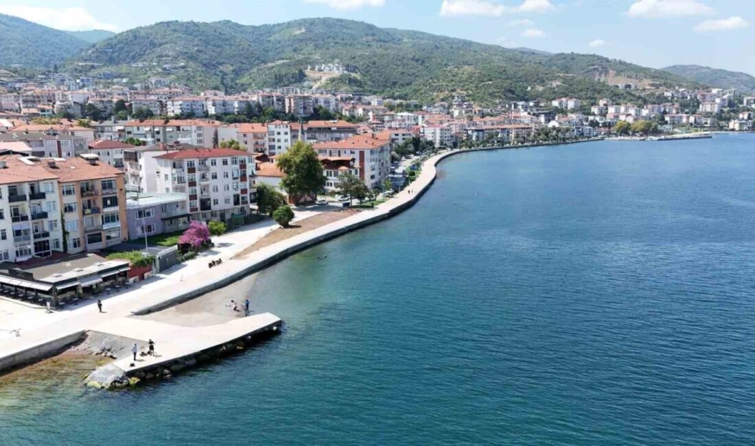 Gölcük Değirmendere sahiline 200 metrelik dalgakıran inşa edildi Gölcük’te fırtınalı havalarda denizin taşmasını engellemek amacıyla sahil bandına 200