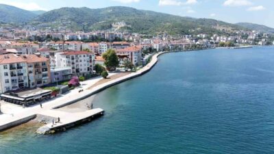 Gölcük’te fırtınalı havalarda denizin taşmasını engellemek amacıyla sahil bandına 200