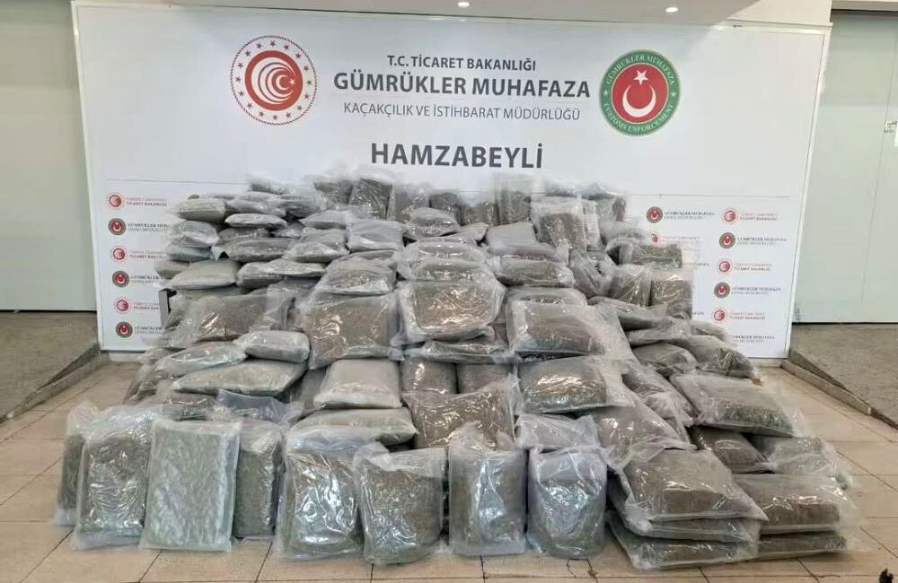 Hamzabeyli’de tırdan çıkanlar şoke etti: 287 kilo esrar! Edirne Hamzabeyli Gümrük Kapısı’nda Türkiye’ye giriş yapan bir tırda 287
