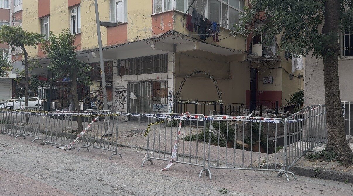 Güngören’de 5 katlı binanın balkonu yıkıldı; Bina sakini "Deprem oldu sandık" dedi 8 Bülten Medya -