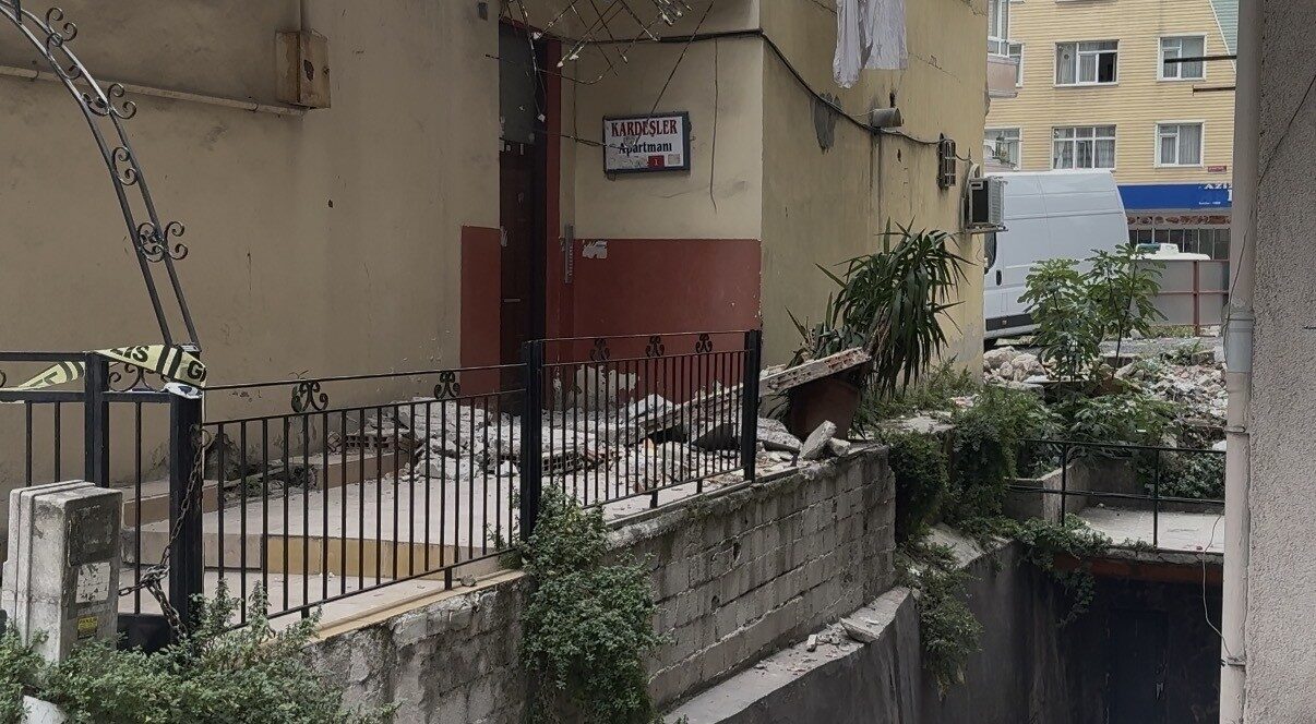 Güngören’de 5 katlı binanın balkonu yıkıldı; Bina sakini "Deprem oldu sandık" dedi 7 Bülten Medya -