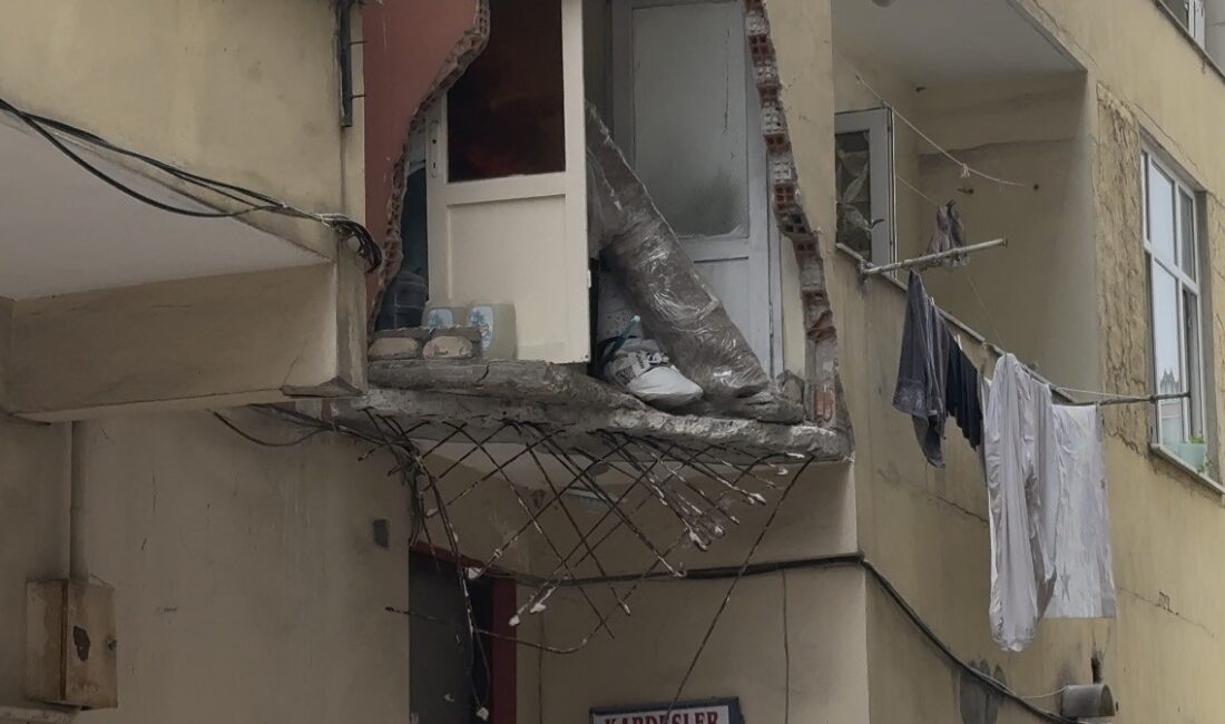 Güngören’de 5 katlı binanın balkonu yıkıldı; Bina sakini “Deprem oldu sandık” dedi İstanbul Güngören’de gece saatlerinde 5 katlı bir binanın balkonu çökmüştü.