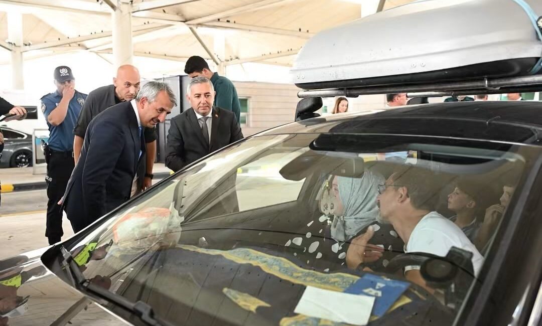 Gurbetçi sezonunda sınır kapılarından 3,7 milyon yolcu geçti Avrupa ülkelerinde yaşayan Türk vatandaşlarının yıllık izinlerini geçirmek üzere Türkiye’ye