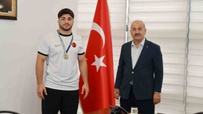 Kocaeli’de düzenlenen Uluslararası Güreş Turnuvası’nda birinci olan Gebze Belediyesi Spor