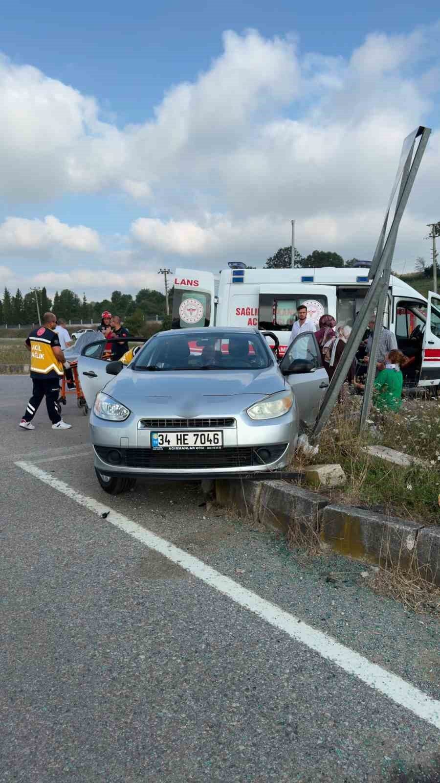 Hafif ticari ile otomobil çarpıştı, biri takla attı biri refüje çıktı: 2 yaralı 20 Bülten Medya -