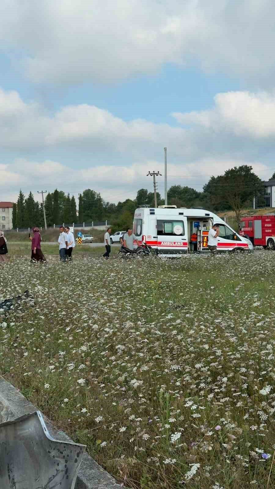 Hafif ticari ile otomobil çarpıştı, biri takla attı biri refüje çıktı: 2 yaralı 17 Bülten Medya -