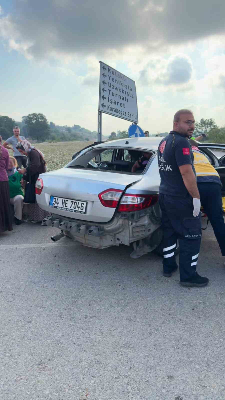 Hafif ticari ile otomobil çarpıştı, biri takla attı biri refüje çıktı: 2 yaralı 18 Bülten Medya -