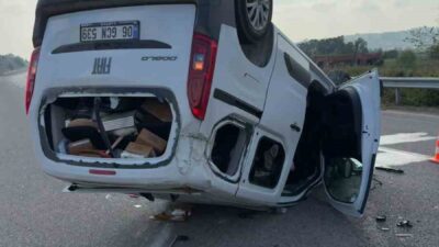 Sakarya’nın Kaynarca ilçesinde hafif ticari araç ile otomobilin çarpışması neticesinde