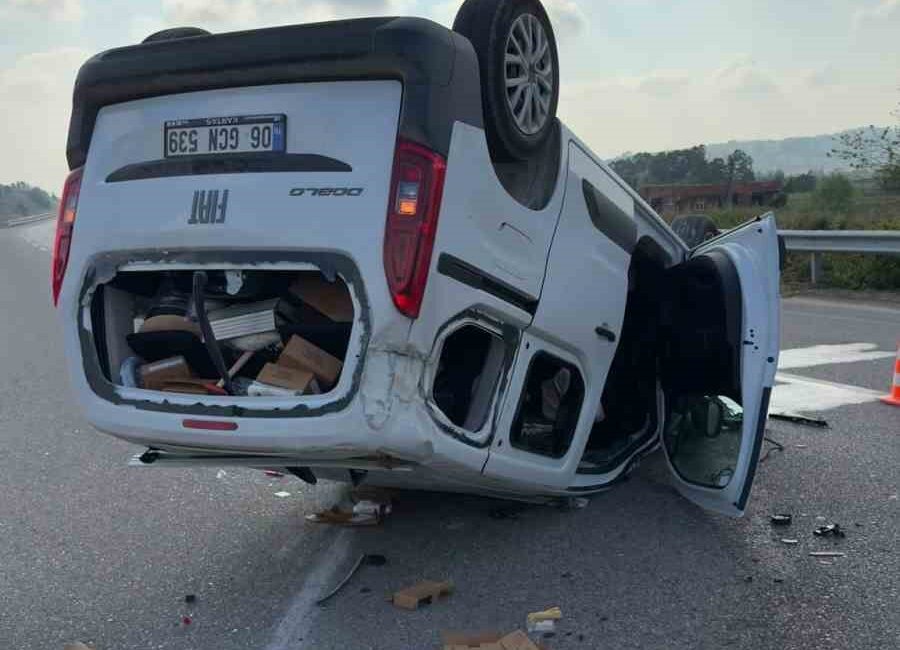 Hafif ticari ile otomobil çarpıştı, biri takla attı biri refüje çıktı: 2 yaralı Sakarya’nın Kaynarca ilçesinde hafif ticari araç ile otomobilin çarpışması neticesinde