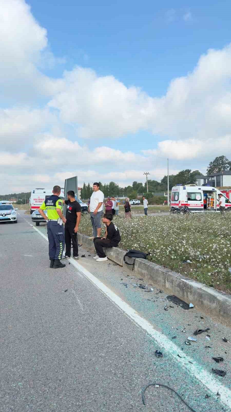 Hafif ticari ile otomobil çarpıştı, biri takla attı biri refüje çıktı: 2 yaralı 16 Bülten Medya -