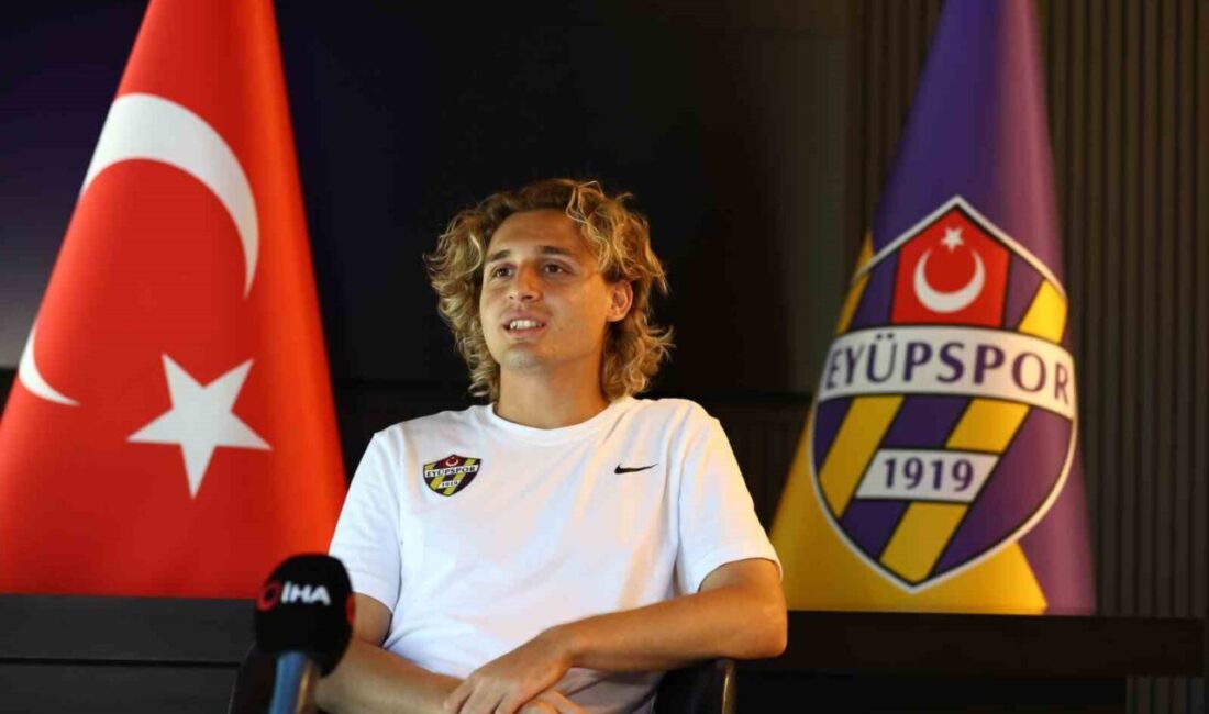 Galatasaray altyapısında yetiştikten sonra A takımda istediği forma şansını bulamayarak