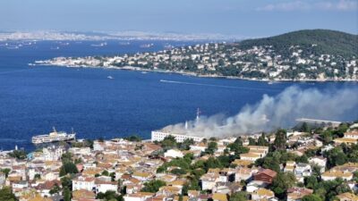 Heybeliada Deniz Harp Okulu’nun çatısında çıkan yangın, ekiplerin yoğun müdahalesinin