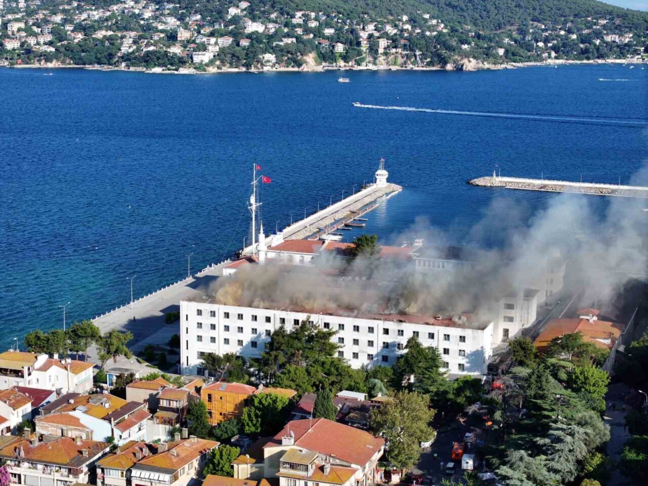 Heybeliada Deniz Harp Okulu’ndaki yangına müdahale sürüyor 10 Bülten Medya -