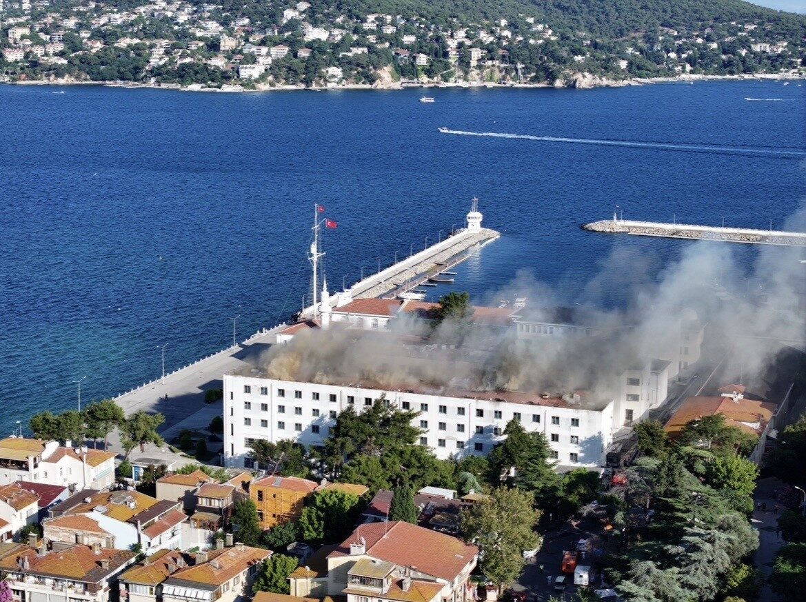 Heybeliada Deniz Harp Okulu’ndaki yangına müdahale sürüyor 11 Bülten Medya -