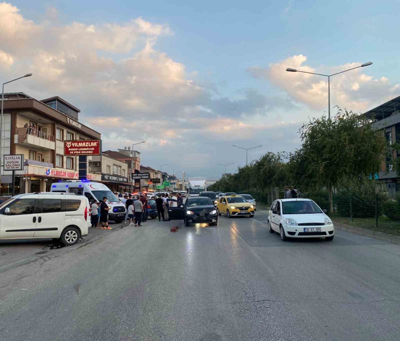 İki otomobil çarpıştı, 4 kişi yaralandı: Motosikletli çift kazadan kıl payı kurtuldu 11 Bülten Medya -