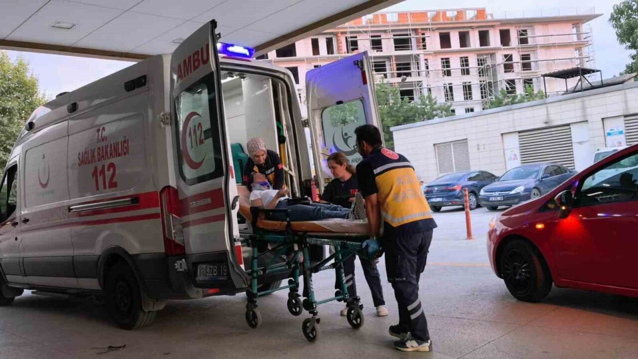 İki otomobil çarpıştı, 4 kişi yaralandı: Motosikletli çift kazadan kıl payı kurtuldu 12 Bülten Medya -