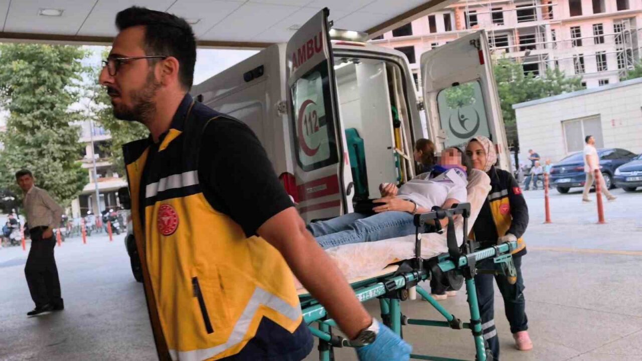 İki otomobil çarpıştı, 4 kişi yaralandı: Motosikletli çift kazadan kıl payı kurtuldu 10 Bülten Medya -