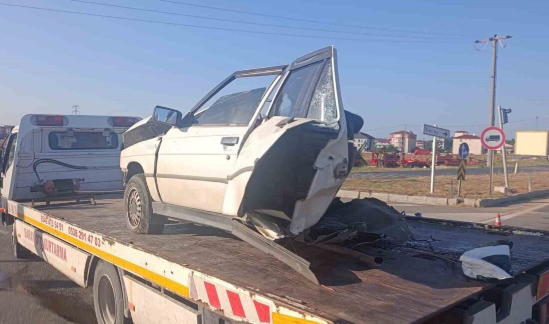İkiye bölünen otomobilden sağ çıktı Tekirdağ’ın Saray ilçesinde kontrolden çıkarak trafik ışıklarına çarpan otomobil ikiye