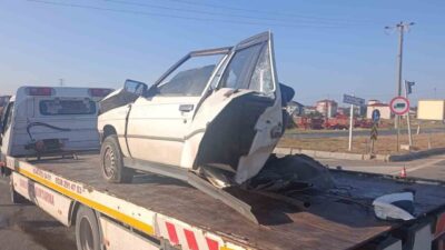 Tekirdağ’ın Saray ilçesinde kontrolden çıkarak trafik ışıklarına çarpan otomobil ikiye