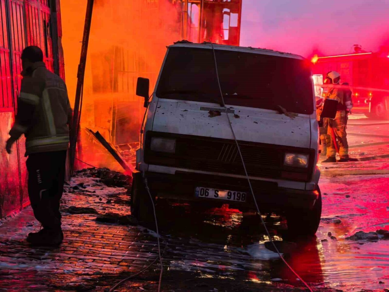 İnegöl’de boya fabrikasındaki patlama kamerada 14 Bülten Medya -