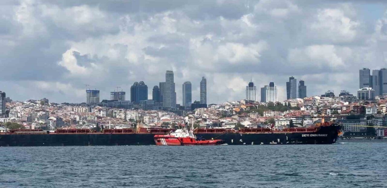 İstanbul Boğazı Liberya bayraklı kuru yük gemisi geçişi nedeniyle transit gemi geçişine kapatıldı 7 Bülten Medya -