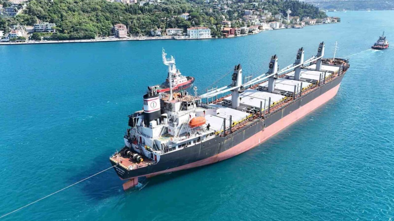 İstanbul Boğazı "M/V New Victory" gemisinin geçişi nedeniyle çift yönlü trafiğe kapatıldı 12 Bülten Medya -